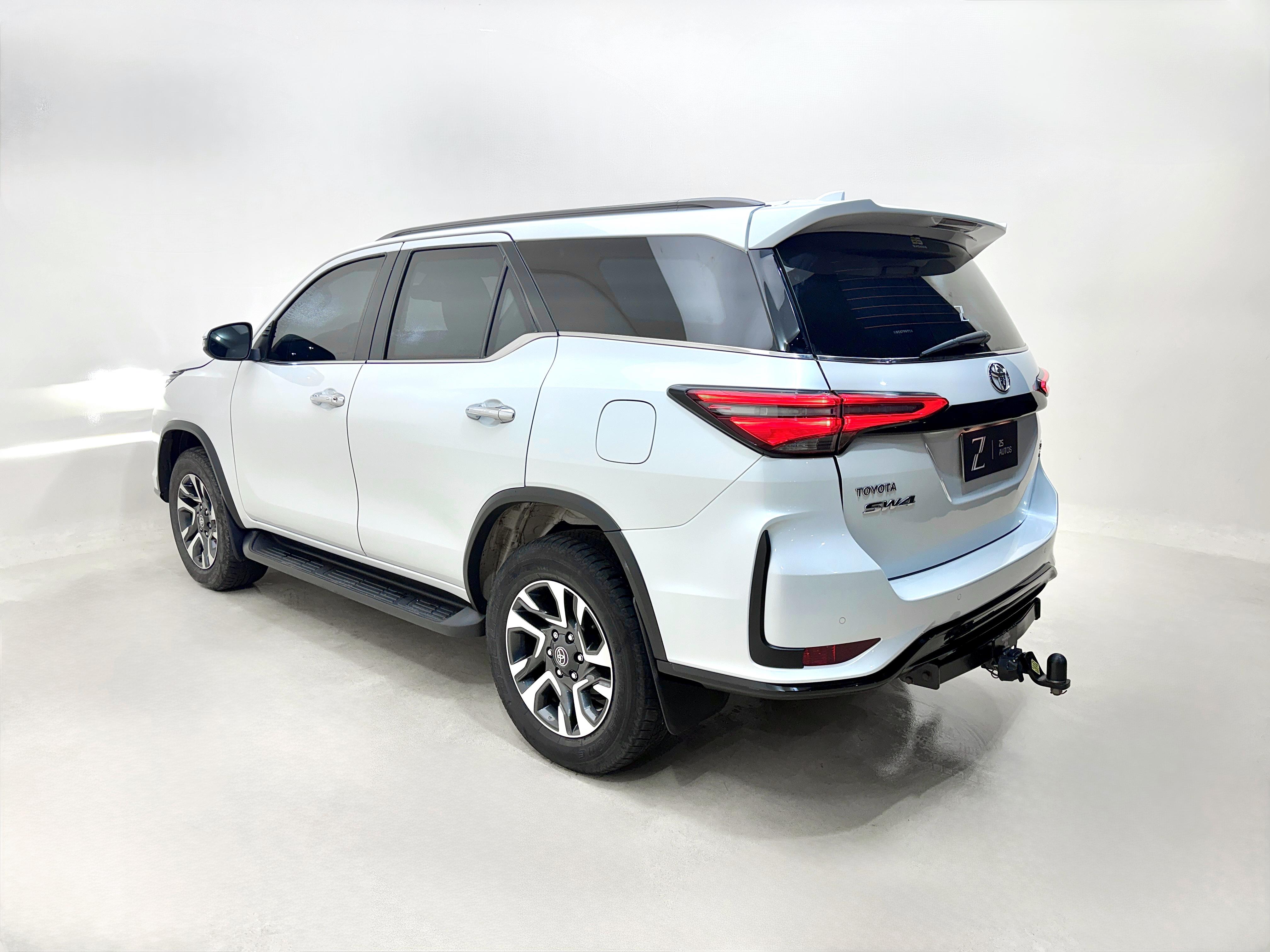 Toyota Hilux SW4 2025